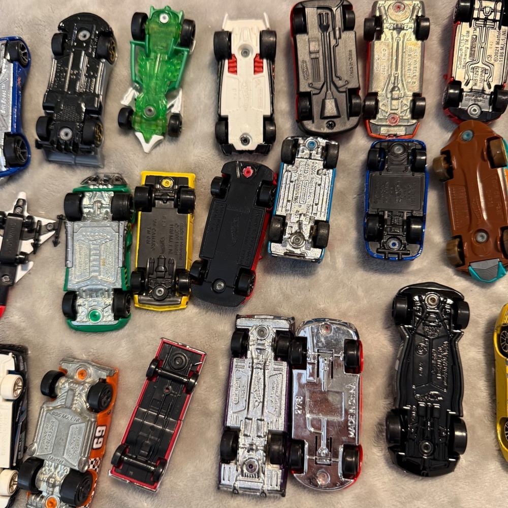 Lot of 33 Hot Wheels Die Cast Cars Mixed Vehicles Cars‎ Planes Bus - Picture 7 of 10
